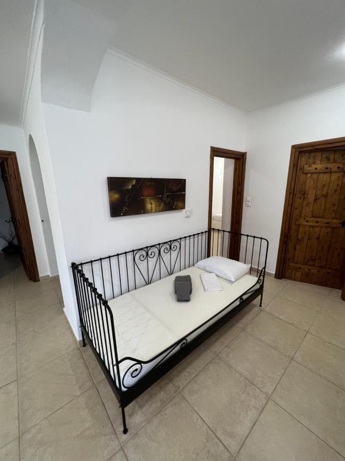 Apartment In Salamina With Garden & Sea View Selinia Exterior photo